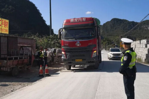 圖為超載車輛過地磅稱重現場